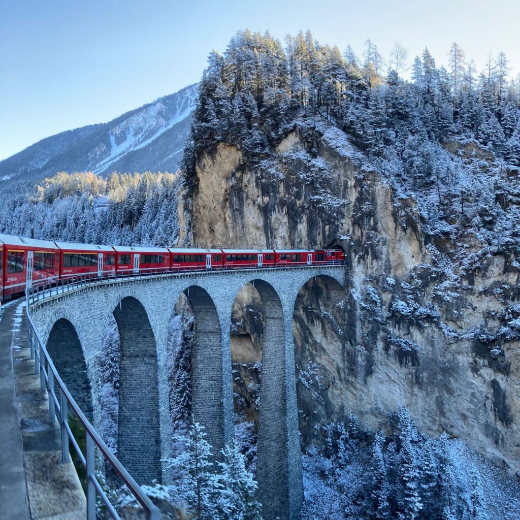 Ein Zug auf der Unesco-Weltkulturerbe-Strecke Albula